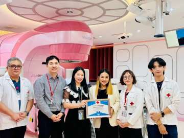 สาขารังสีรักษาและมะเร็งวิทยา ประสบความสำเร็จในการนำเทคโนโลยีกล้องจับผิวหนังผู้ป่วย AlignRT มาใช้ในการจัดท่าผู้ป่วยฉายรังสีแทนการขีดเส้นบนตัวผู้ป่วย